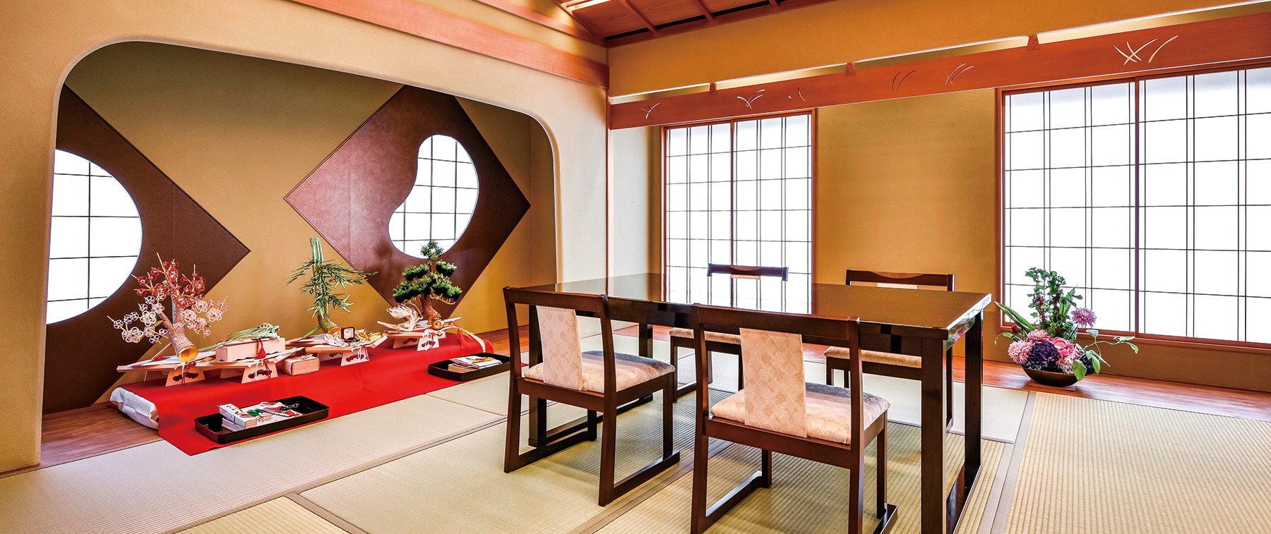 大阪のホテルならウェスティンホテル大阪へ。店内は、会席料理をご提供するテーブル席および個室を備え、割烹カウンターもございます。
さらに、鉄板焼、寿司、天婦羅カウンターの各コーナーに分かれております。 また、個室もご用意。結納やお顔合わせにもご利用いただけます。