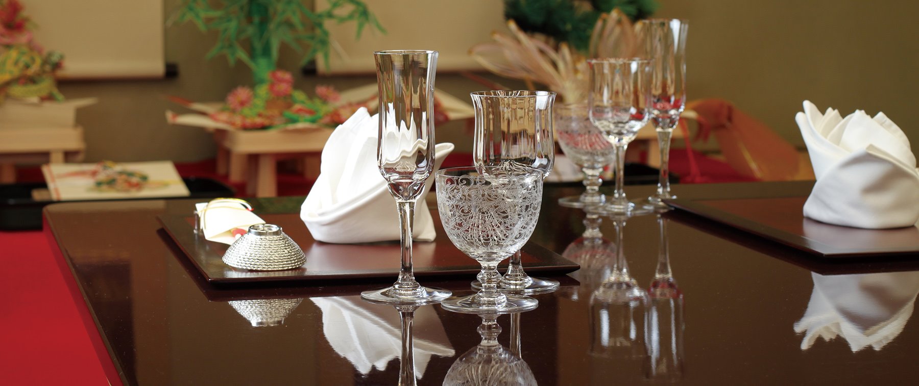 大阪のホテルならウェスティンホテル大阪へ。店内は、会席料理をご提供するテーブル席および個室を備え、割烹カウンターもございます。
さらに、鉄板焼、寿司、天婦羅カウンターの各コーナーに分かれております。 また、個室もご用意。結納やお顔合わせにもご利用いただけます。