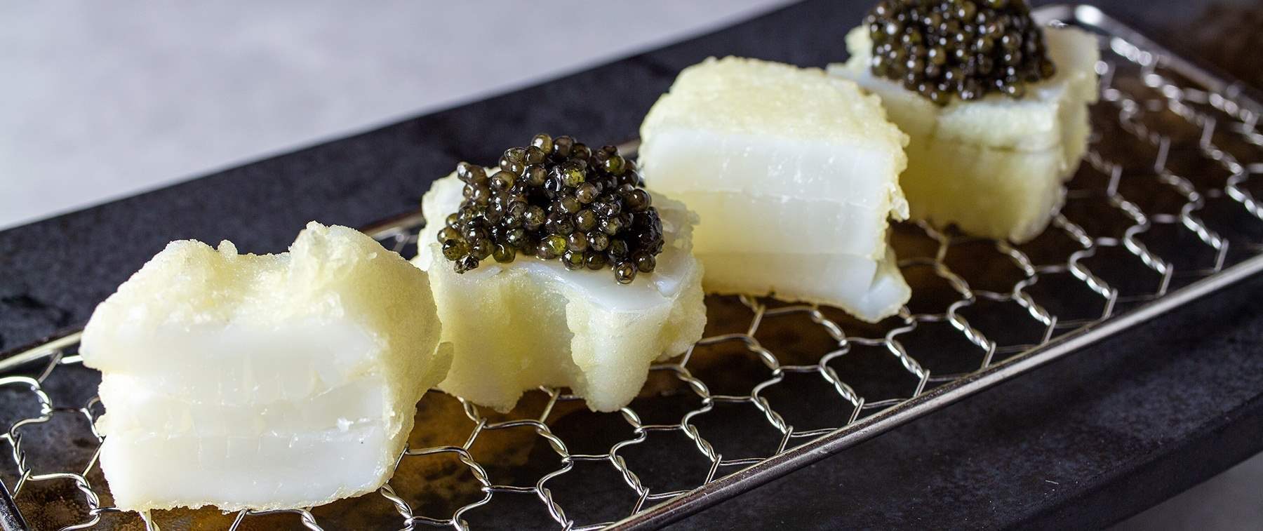 大阪のホテルならウェスティンホテル大阪へ。店内は、会席料理をご提供するテーブル席および個室を備え、割烹カウンターもございます。
さらに、鉄板焼、寿司、天婦羅カウンターの各コーナーに分かれております。 また、個室もご用意。結納やお顔合わせにもご利用いただけます。