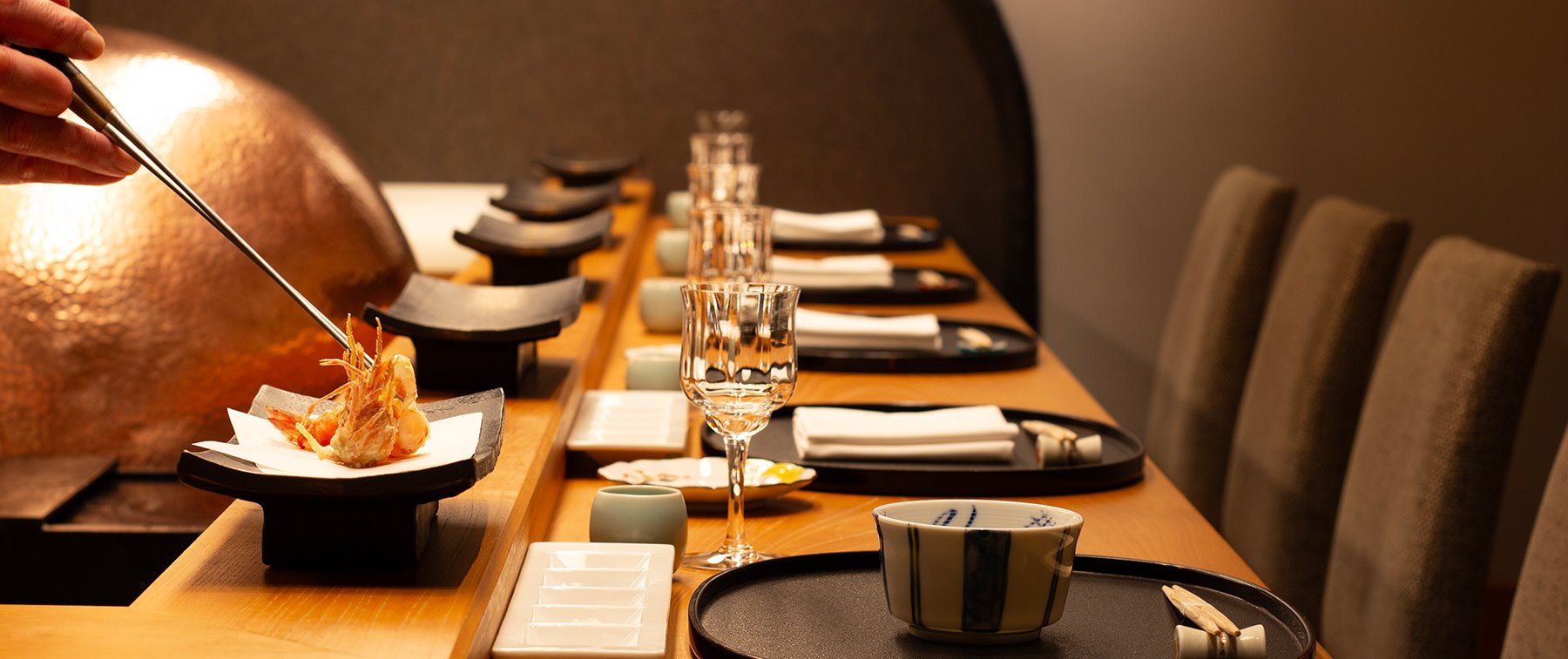 大阪のホテルならウェスティンホテル大阪へ。店内は、会席料理をご提供するテーブル席および個室を備え、割烹カウンターもございます。
さらに、鉄板焼、寿司、天婦羅カウンターの各コーナーに分かれております。 また、個室もご用意。結納やお顔合わせにもご利用いただけます。