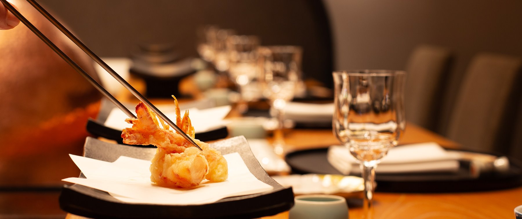 大阪のホテルならウェスティンホテル大阪へ。店内は、会席料理をご提供するテーブル席および個室を備え、割烹カウンターもございます。
さらに、鉄板焼、寿司、天婦羅カウンターの各コーナーに分かれております。 また、個室もご用意。結納やお顔合わせにもご利用いただけます。