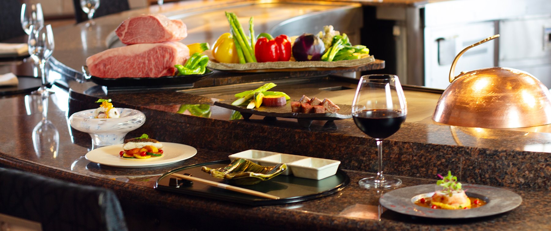 大阪のホテルならウェスティンホテル大阪へ。店内は、会席料理をご提供するテーブル席および個室を備え、割烹カウンターもございます。
さらに、鉄板焼、寿司、天婦羅カウンターの各コーナーに分かれております。 また、個室もご用意。結納やお顔合わせにもご利用いただけます。