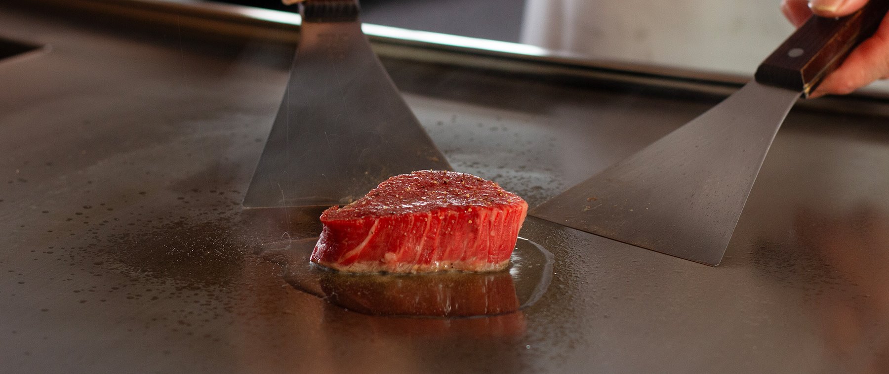 大阪のホテルならウェスティンホテル大阪へ。店内は、会席料理をご提供するテーブル席および個室を備え、割烹カウンターもございます。
さらに、鉄板焼、寿司、天婦羅カウンターの各コーナーに分かれております。 また、個室もご用意。結納やお顔合わせにもご利用いただけます。