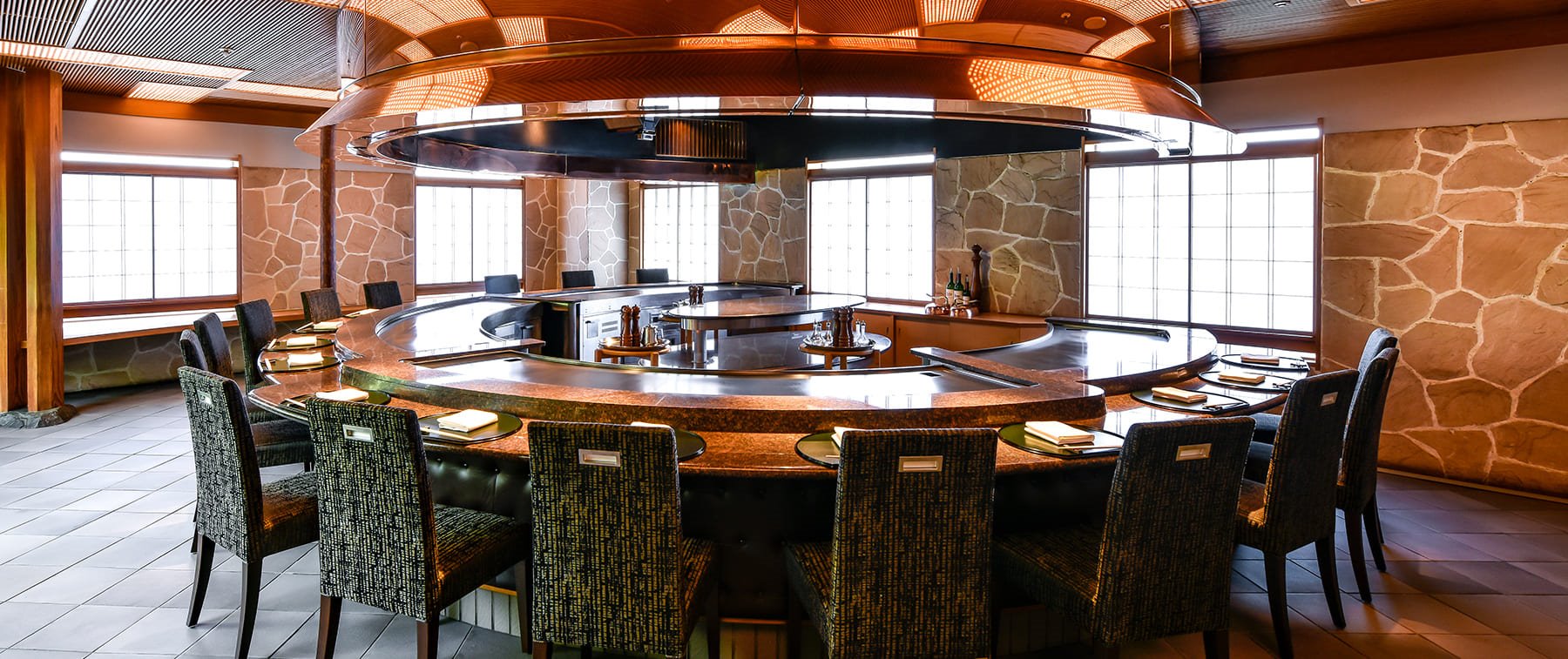 大阪のホテルならウェスティンホテル大阪へ。店内は、会席料理をご提供するテーブル席および個室を備え、割烹カウンターもございます。
さらに、鉄板焼、寿司、天婦羅カウンターの各コーナーに分かれております。 また、個室もご用意。結納やお顔合わせにもご利用いただけます。